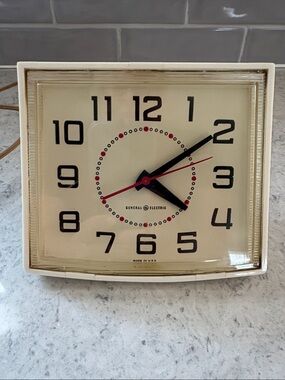 General Electric Vintage 1960’s wall clock 2110A WORKS